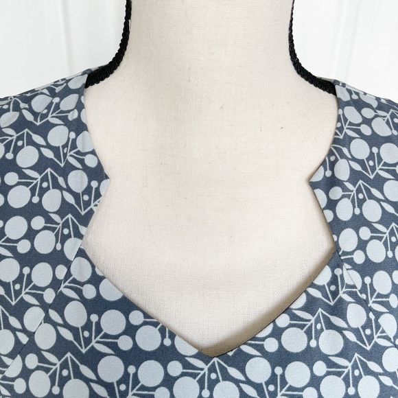 Down East XS Diamond‎ Heart Neckline Floral Geometric Designed Sheath Dress - Picture 4 of 11
